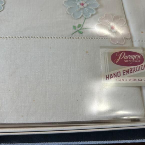 Vintage Paragon Needlcarft Hand Embroidered Percale Pillowcases 31x20 NOSIB - Picture 6 of 13